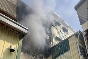 台南南區透天民宅火警　消防員救出2人送醫