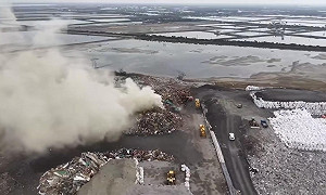 (影)台南安南城西掩埋場火警 大量廢棄物焚燒突竄濃煙