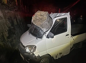 苗栗泰安山區突降巨石砸車 2移工命大逃死劫