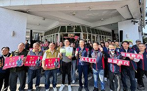 最強「防蚊液」力拚三連霸    逾60位里長陪黃文益登記初選