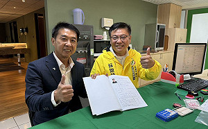 許智傑贈鞋披戰袍力挺  蘇致榮登記初選喊出「鳳山意識」