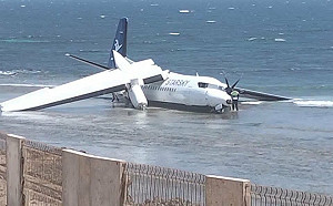 (影) 機長神救援! 索馬利亞客機迫降印度洋海灘 機上55人全數生還