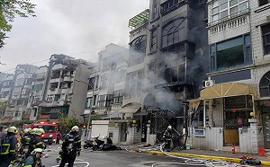 北市內湖民宅火警！一度多人受困 警消救出4人