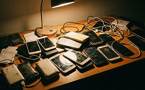 抽屜裡的舊手機竟是不定時炸彈？專家揭恐怖真相：越放越毒