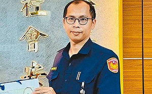 新北警所長遭女毒犯駕車拖行撞擊殉職！全家下跪求判死刑