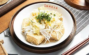 臭豆腐名店插旗台北市區引民怨  住戶：焦慮到都把頭髮拔光