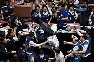 立法院多次肢體衝突　10立委遭訴、4立委不起訴