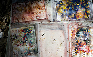 被丟棄的照片任憑日曬雨淋  殘留的色塊瞥見高山農業開發史 