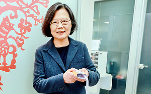 掛上「福氣加碼」小燈箱！ 蔡英文見「超人力霸王提燈」驚呼：太大了吧