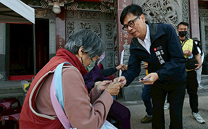 春節連假首日連拜六廟 陳其邁祈願國家繁榮進步、馬上成功 
