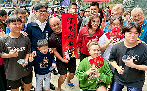 小年夜走春連跑5區8廟   陳其邁發送開運小紅包