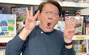 把鋼彈當鹹蛋超人！新手叔公潘孟安採買玩具沒帶錢、比wow手勢賣萌 