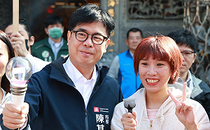 賴清德點名陳其邁以後麥克風變大支  陳其邁回：就是這支！