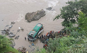 尼泊爾巴士失控墜200米深河谷  19死、25傷