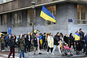 俄烏戰爭屆滿4年　布魯塞爾遊行聲援烏克蘭