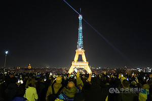 俄烏戰爭4週年巴黎鐵塔點亮藍黃光　烏國僑民想回家