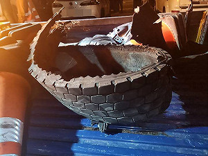 國1彰化北斗路段聯結車爆胎　5車閃避不及碰撞