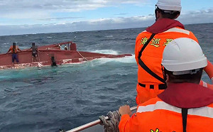 （影）臺東外海漁船翻覆　海巡即時救援、3船員順利脫險