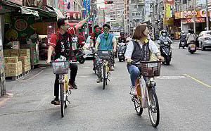 低碳選舉深入巷弄200公里    林智鴻創選戰「騎」蹟   