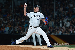 鄭浩均台日交流賽先發投2.2局　小腿抽筋退場