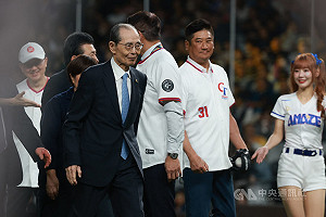 王貞治出席台日交流賽開球　勉WBC台灣隊前進美國