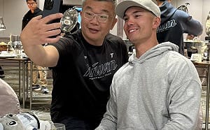 WBC台灣隊「費仔」初抵台！在機場被大批「簽名蟑螂」包圍　今將參與球隊練習