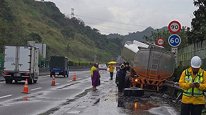 化學槽車擦撞護欄 國1五堵段回堵4公里