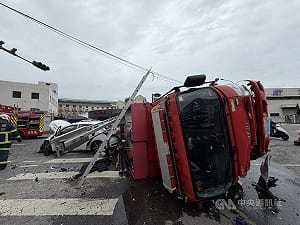 桃園蘆竹消防車救災途中遭撞翻覆　7人輕傷送醫