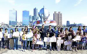 冬日遊樂園寫生暨著色畫賽頒獎  金牌學子高雄港合體超人力霸王