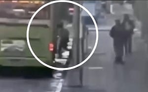 (影)69歲婦遭公車輾壓！警察通知駕駛才知撞到人 