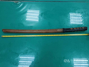 網傳影片醉男咆哮持木刀揮砍　北市警查獲送辦