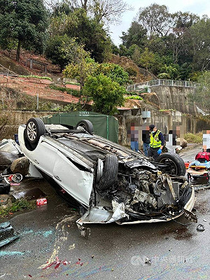 台中北屯轎車自撞民宅翻覆　2人疑骨折送醫