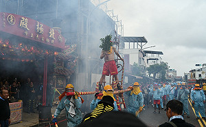台東元宵遶境開炸！醫師痛批：無視禁令醫院放炮 網友掀罵戰
