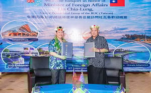 跳吐瓦魯傳統舞蹈 林佳龍簽署「避免所得稅雙重課稅」協定 