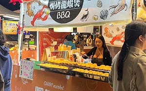 嘉義燈會海鮮堡老闆娘爆紅！超兇身材引網暴動：排一小時也甘願