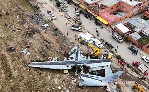 民眾瘋狂搶撿錢! 玻國運1700萬張鈔票軍機墜毀 30%現金被盜 600軍警鎮不住