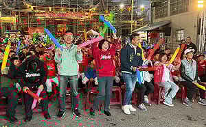 (影)浩天宮前觀看台大日戰  何欣純攜500「野球甜燒餅」應援