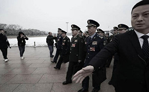 （影）含16上將14中將 36軍隊人大代表被罷免! 兩會禮節動作與「傳紙條」受矚目