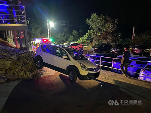 台中餐廳停車場車輛翻覆　駕駛下車察看遭壓不治