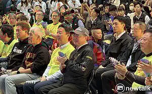 卓榮泰飛日看WBC稱自費  邱鎮軍質疑：私人行程、國家規格