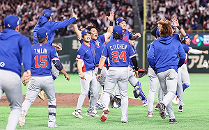 (影)震撼人心！機長廣播「我們贏韓國了」 乘客秒拆耳機歡呼鼓掌