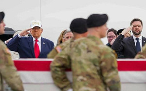 6陣亡美軍遺體交接 川普未脫帽失禮! 這電視台竟然幫掩飾 挨批《美國版央視》