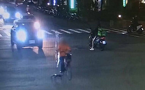 高雄病人吊點滴騎自行車！畫面超驚險  網：點滴架當輔助輪