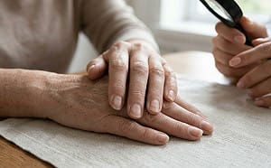 醫美遮不住的秘密！重症醫：「5種指甲變化」代表你變老了