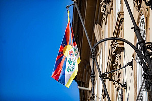 捷克參議院掛西藏旗  提案反對中國干涉達賴喇嘛繼任