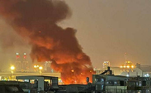 高雄小港機場旁果園深夜大火！濃煙一度逼近跑道  消防員接力灌救