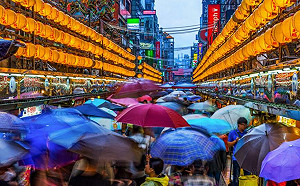 基隆廟口夜市油汙溢出巷弄水溝！惡臭易滑倒   區公所籲暫停通行