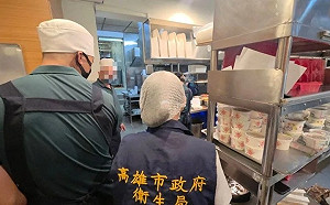 便當吃一半險吞蟑螂！店家辯：自己飛進去的 高市衛生局開鍘