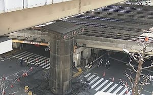 (影) 日本大阪驚現「神奇柱子」! 自行突破地表直衝18公尺高 民眾通勤嚇傻