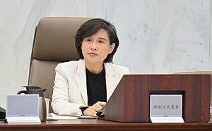 鄭麗君主持消保會通過交友媒合新規範　強化飲用水、藍牙耳機及餐飲禮券保障